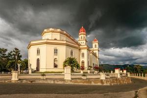 basiliek in eer van onze dame van liefdadigheid, el cobre met zwart donder wolken bovenstaande, Santiago de Cuba, Cuba foto