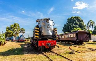 oud retro staal locomotief treinen en wagons staand Aan de rails in levende steen, Zambia foto