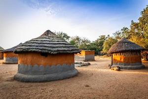 lokaal dorp met traditioneel zimbabwaans hutten van klei en hooi. matobo, matabelland provincie, Zimbabwe, Afrika foto