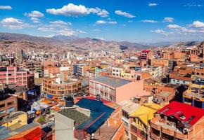 kleurrijk straten van la paz met sneeuw pet van illimani piek, la paz stad, Bolivia foto