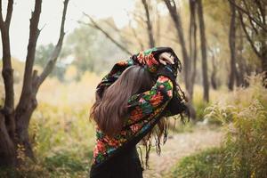 vrouw met bloemen sjaal schuilplaats van zonlicht toneel- fotografie foto