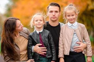 portret van gelukkig familie van vier in herfst dag foto