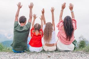 mooi gelukkig familie in bergen in de achtergrond van mist foto