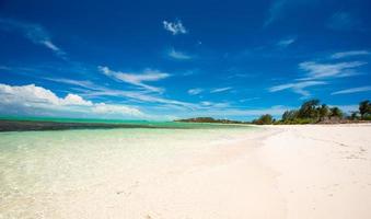 perfect wit strand met turkoois water Bij ideaal eiland foto