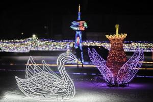 december 24 2022. Richmond heuvel, ontario, Canada. Kerstmis decoraties en lichten inclusief de het formulier van een zwaan zijn een deel van een Kerstmis viering Scherm georganiseerd door de stad van Richmond heuvel. foto