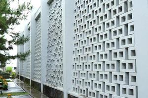 gebouw facade, concreet steen wit muur met lucht circulatie foto