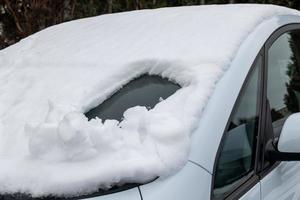 een auto venster gedekt met sneeuw foto