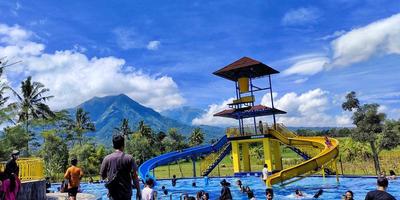 pak, Indonesië. januari 2023. toerist bestemmingen dat zijn geschikt voor gezinnen, openbaar baden in zwemmen zwembaden gelegen in pak, magelang zijn een voorbeeld. foto