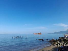 ontspannende zeegezicht met breed horizon van de lucht en de zee. foto