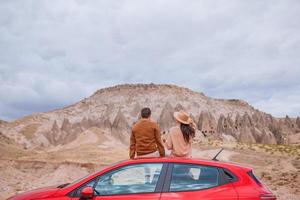 jong vrouw Aan de rand van Ravijn in cappadocia foto