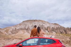 gelukkig paar Aan zomer auto vakantie foto