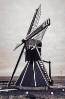 mellemolen, Nederlands windmolen in akkrum, de nederland. in de winter met sommige sneeuw. foto