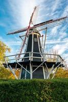 oud windmolen in brouwershaven Bij Zeeland, de nederland. foto