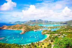 visie van Engels haven van shirley hoogtes, antigua, paradijs baai Bij tropisch eiland in de caraïben zee foto