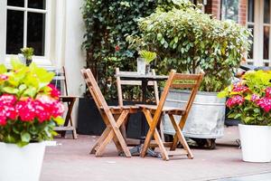 buitenshuis cafe Aan een straat van typisch Grieks traditioneel dorp in Griekenland. koffie Aan tafel voor ontbijt foto