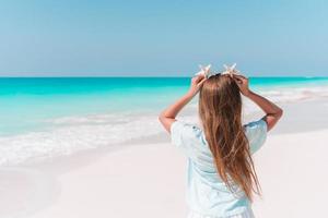 schattig klein meisje op het strand tijdens de zomervakantie foto