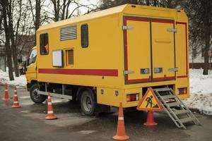 noodgeval onderhoud Aan straat. auto voor reparatie. geel vervoer. foto