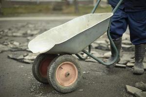 kar voor vervoeren zand en stenen. arbeiders hulpmiddel. foto