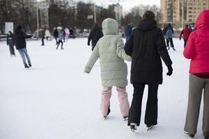 mensen vleet Aan ijs. winter ijs het schaatsen. winter sport. skates Aan ijs. foto