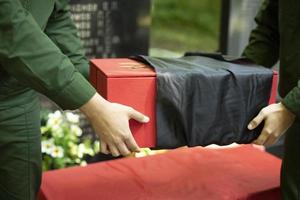 begrafenis van stoffelijk overschot van soldaat. begrafenis ceremonie van oorlog held. zwart rouw lap. foto