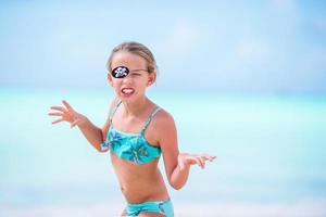 portret van mooi meisje Aan de strand dansen foto