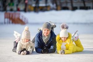 familie genieten wintersport Aan ijsbaan buitenshuis foto