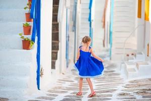 mooi meisje Bij straat van typisch Grieks traditioneel dorp met verbazingwekkend stappen en wit muren Aan Mykonos foto