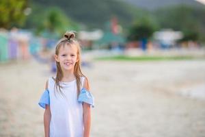 aanbiddelijk weinig kind Bij strand gedurende zomer vakantie foto