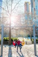 familie van vader en kinderen in centraal park hebben pret Aan Amerikaans vakantie in nieuw york stad foto