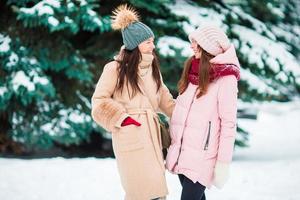 jong Dames buitenshuis Aan mooi winter sneeuw dag foto