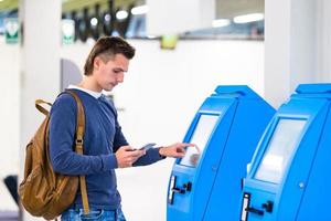 Scherm Bij Zelfbediening overdracht machine, aan het doen zelf inchecken voor vlucht of buying vliegtuig kaartjes Bij luchthaven foto