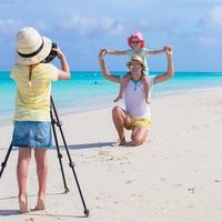 weinig meisje maken foto van haar familie