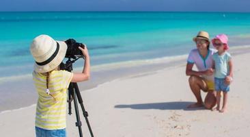 weinig meisje maken foto van haar vader en zus Bij de strand