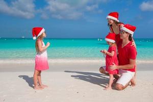 weinig meisje maken foto Aan telefoon van haar familie Bij de strand