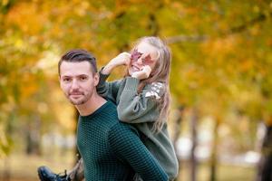 familie van vader en kind Aan mooi herfst dag in de park foto