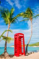 mooi landschap met een klassiek telefoon stand Aan de wit zanderig strand in antigua foto