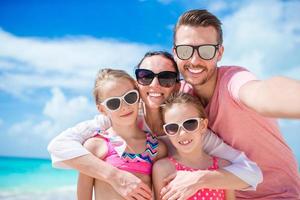 gelukkig familie met kinderen wandelen Aan de strand foto