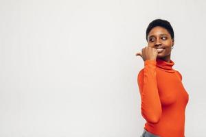 zwart vrouw persoon vervelend een rood overhemd Aan een wit achtergrond foto