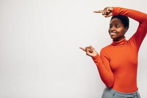 zwart vrouw persoon vervelend een rood overhemd Aan een wit achtergrond foto