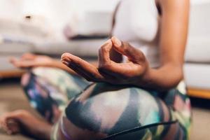 vrouw die yoga thuis doet foto