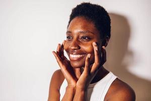 zwart vrouw portret tonen zijn gezicht foto