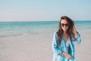 vrouw houdende Aan de strand genieten van zomer vakantie foto