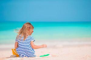 baby meisje maken zand kasteel en hebben pret Bij tropisch strand foto