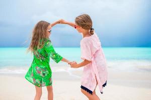 kinderen hebben een veel van pret Bij tropisch strand spelen samen foto