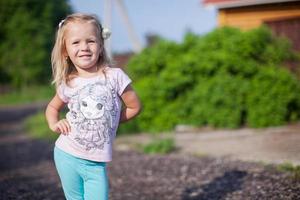 schattig meisje wandelen buitenshuis, hebben pret en lachen foto