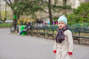 aanbiddelijk weinig meisje in centraal park Bij nieuw york foto