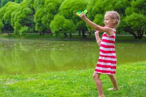 schattig weinig meisje spelen badminton Aan picknick foto