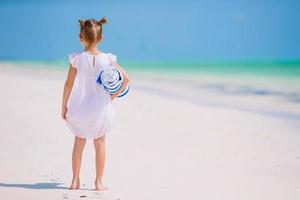 gelukkig meisje genieten zomer vakantie Aan de strand foto