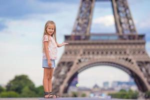aanbiddelijk kleuter meisje in Parijs achtergrond de eiffel toren gedurende zomer vakantie foto