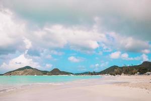 idyllisch tropisch strand met wit zand, turkoois oceaan water en blauw lucht foto
